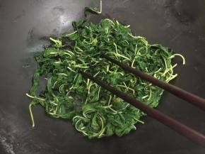 7. 把挤干水的麻叶炒干水分用筷子走之字形来回的炒