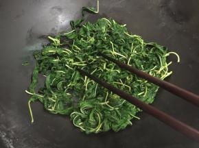 7. 把挤干水的麻叶炒干水分用筷子走之字形来回的炒