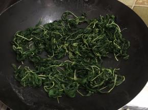 8. 炒到这样就可以了，拿盘子盛出备用