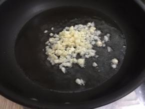 9. 盛出麻叶之后，炒锅一定要洗干净或另起炒锅，锅里下油下蒜蓉炒至蒜蓉略为金黄