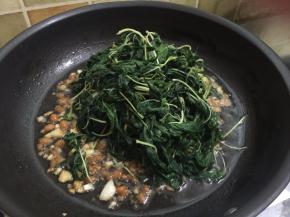 11. 加入炒干水份的麻叶离火拌均匀即可