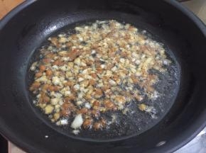 10. 加入豆酱稍微炒一炒