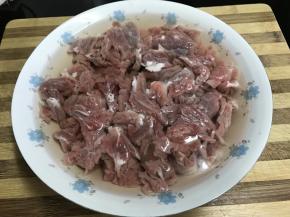 1、牛肉买回来后切薄片浸泡出血水。