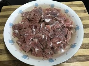 1、牛肉买回来后切薄片浸泡出血水。