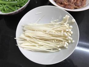 3、金针茹洗净后切去尾部。