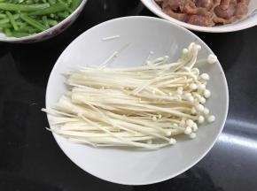 3、金针茹洗净后切去尾部。