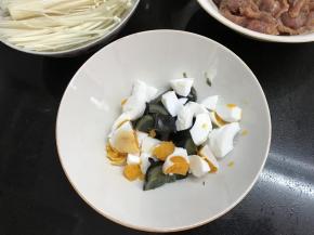 4、皮蛋和咸蛋分别切小块。