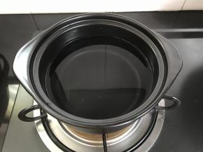 5、砂锅中加入适量水。