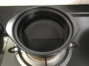 5、砂锅中加入适量水。