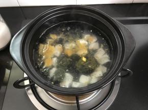 6、烧开后放入皮蛋和咸蛋。