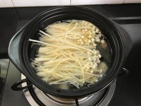 7、煮开后加入金针茹，放适量盐调味,再加入白醋。