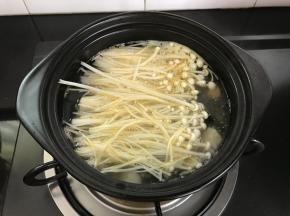 7、煮开后加入金针茹，放适量盐调味,再加入白醋。