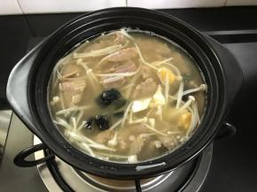 8、最后放入腌制好的牛肉，等牛肉变色，水开后即可。