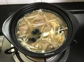 8、最后放入腌制好的牛肉，等牛肉变色，水开后即可。