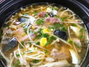 9、离火前撒上葱花。