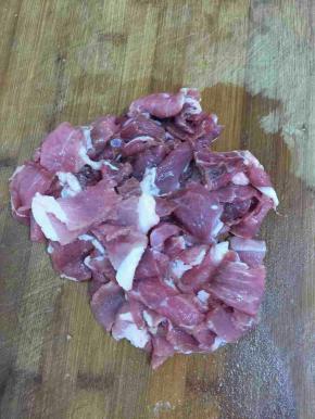 瘦肉清洗干净后切成1厘米宽，2厘米左右的薄片备用！

