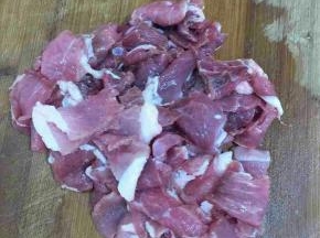 瘦肉清洗干净后切成1厘米宽，2厘米左右的薄片备用！

