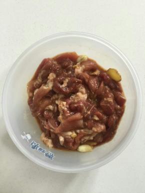 切好的肉片加蒜瓣，生姜，生抽，味极鲜酱油，料酒，玉米淀粉，蛋清，香油，盐，蚝油拌匀腌制30分钟，让肉片入味儿！

