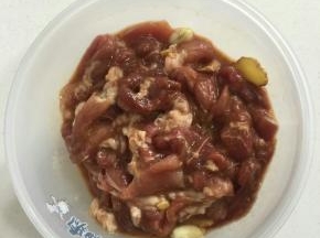 切好的肉片加蒜瓣，生姜，生抽，味极鲜酱油，料酒，玉米淀粉，蛋清，香油，盐，蚝油拌匀腌制30分钟，让肉片入味儿！

