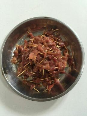 牙签清洗干净，把腌制好的肉片串在牙签上。