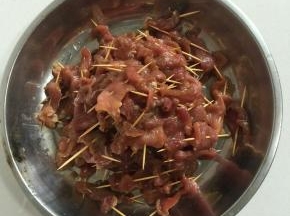 牙签清洗干净，把腌制好的肉片串在牙签上。