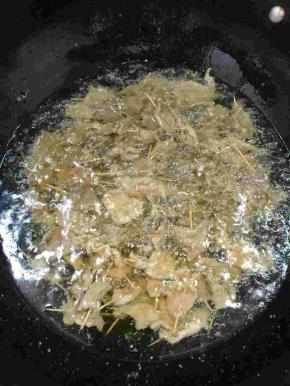 锅烧热倒入适量的油烧至八成热，放入牙签肉中火炸！