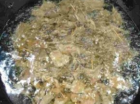 锅烧热倒入适量的油烧至八成热，放入牙签肉中火炸！