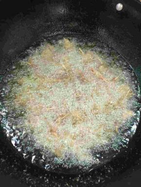 边炸边用筷子翻动，散开！别让牙签肉底部糊锅了！

