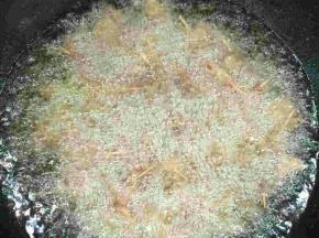 边炸边用筷子翻动，散开！别让牙签肉底部糊锅了！

