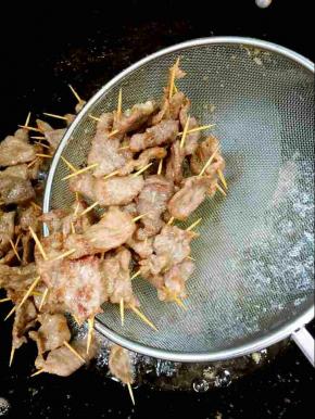 炸至表面焦黄色即可！

