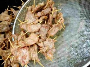 炸至表面焦黄色即可！

