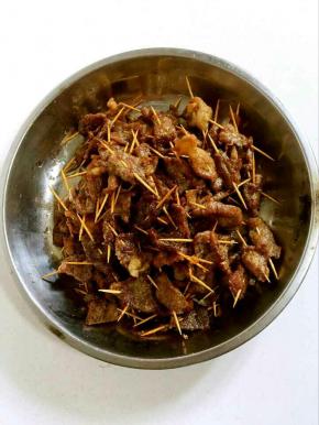 炸好的牙签肉捞出沥干油份备用！

