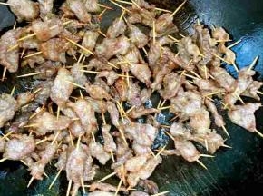 重新起锅，烧热倒入少许的油，放入炸好的牙签肉翻炒均匀。

