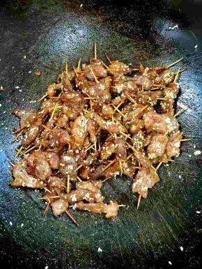 起锅前加入适量的熟芝麻，孜然粉和鸡精翻炒均匀即可！（我是给宝宝做的没有放辣椒，喜欢吃辣的朋友可以根据自己口味加入适量的辣椒粉！）






