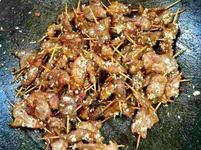 起锅前加入适量的熟芝麻，孜然粉和鸡精翻炒均匀即可！（我是给宝宝做的没有放辣椒，喜欢吃辣的朋友可以根据自己口味加入适量的辣椒粉！）






