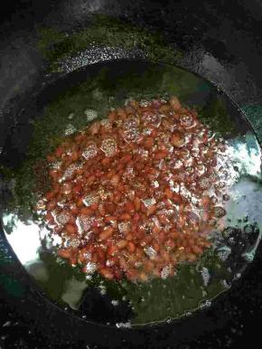 锅烧热倒入适量的油，烧至七成热，放入花生中小火慢慢的炸！（火不要太大了，要不然会把花生炸糊了，发苦，不好吃！）