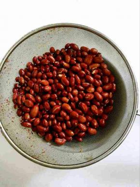 花生炸至酥脆即可捞出来控干油份备用！
