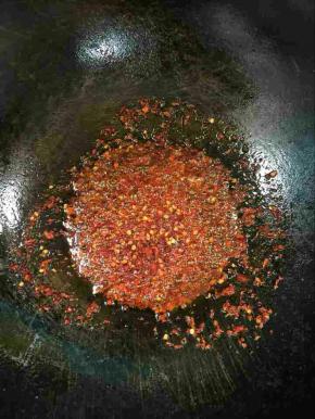 锅里留少许的油，放入辣椒粉小火慢慢的爆出香味儿！
