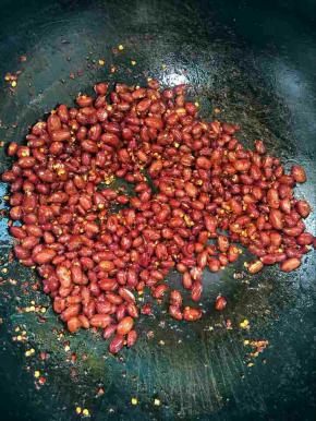 放入炸好的花生翻炒均匀！
