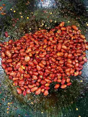 加入一勺盐和一勺鸡精调味即可出锅！
