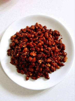 做好的香辣酒鬼花生，用来下酒佐餐不错哦！