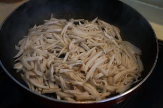 炒锅中倒少许油，油热后将杏鲍菇倒入锅中翻炒变软