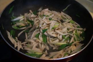 撒少许盐和生抽，青蒜入锅，翻炒均匀出锅