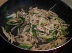 撒少许盐和生抽，青蒜入锅，翻炒均匀出锅