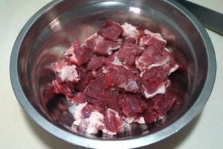 切成2、3公分的大块；然后入凉水锅中，开大火煮开焯一下