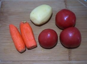 焯牛肉的时候来处理配菜：土豆胡萝卜刮外皮，西红柿洗净