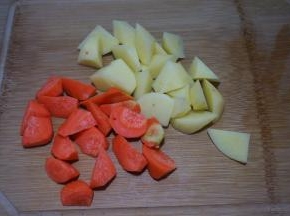 土豆胡萝卜切滚刀块；可以临入锅前再切，或者先切好后，过一下凉水，土豆就不会氧化变黑了