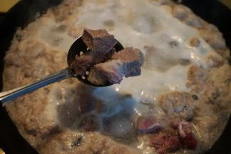 将煮开的牛肉用小漏勺捞出，从滚开的地方捞出，就不会沾上浮沫了，很干净清爽