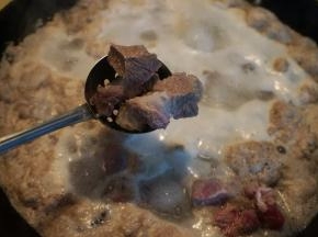 将煮开的牛肉用小漏勺捞出，从滚开的地方捞出，就不会沾上浮沫了，很干净清爽