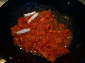 炒锅中倒少许油，将西红柿翻炒变成糊糊状，再加入半根葱